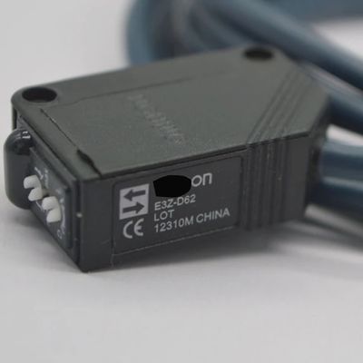 E3Z-D62 PNP Plastic Photoelectric Switch Sensor 8cm - 50cm Switch Sensors